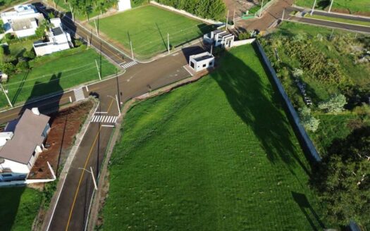 TERRENO LOCALIZADO NO CONDOMÍNIO GUATAPARÁ
