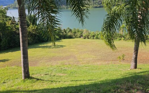 Terreno localizado no condomínio Casas da Montanha